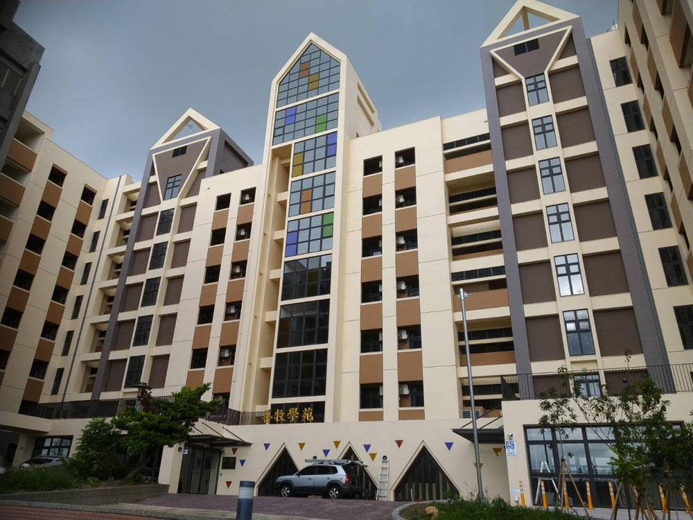 靜宜大學善牧學院彩繪磨砂隔熱紙工程